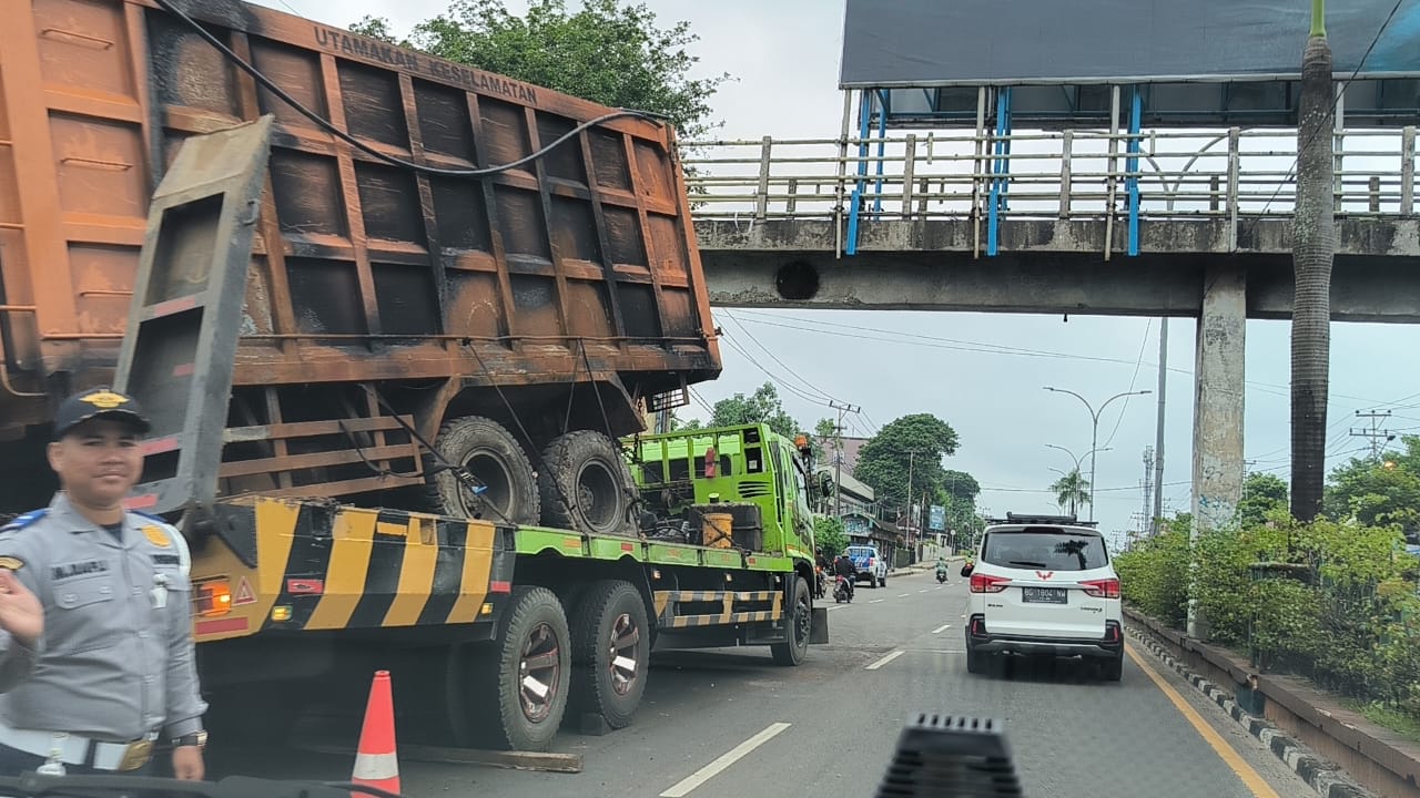 Tak Memperhatikan Ketinggian Truk Yang Diangkut Mobil Ini Tersangkut