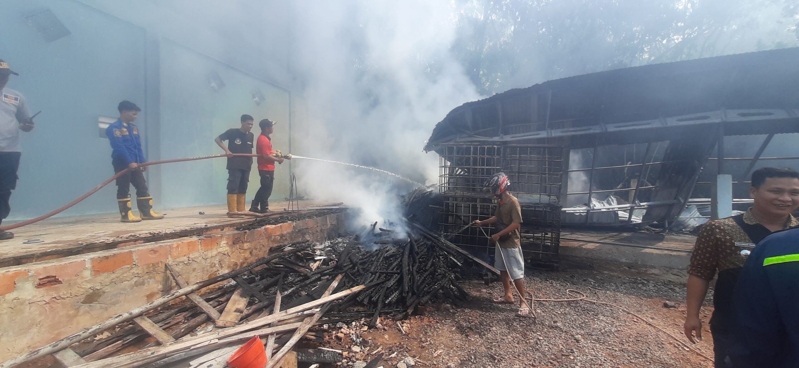 Api Pembakaran Sampah Lahap Gudang Penimbunan Minyak Goreng Jelantah