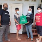 Relawan Slawi Gotong Royong menyerahkan bantuan paket sembako kepada salah seorang anggota keluarga dari yang sedang menjalani isolasi mandiri di Kabupaten Tegal, Kamis (22/7)