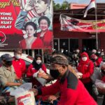 150 tukang becak menerima bantuan sosial beras dan pengobatan gratis