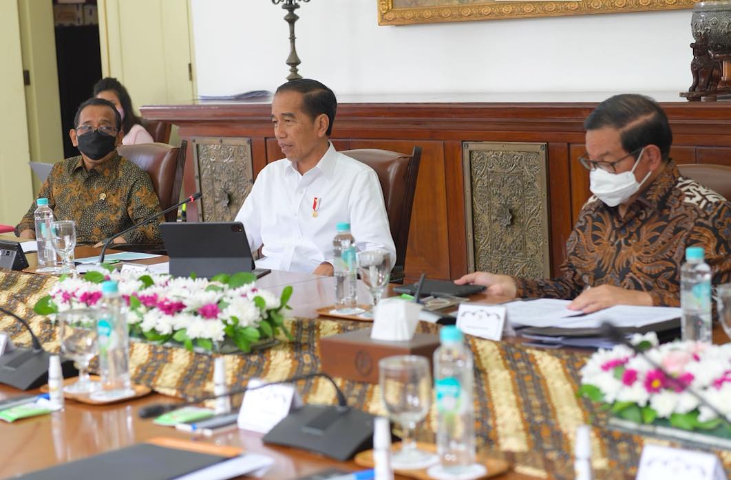 Presiden Jokowi didampingi Mensesneg Pratikno dan Seskab Pramono Anung saat meminpin ratas mengenai kebijakan cukai hasil tembakau tahun 2023
