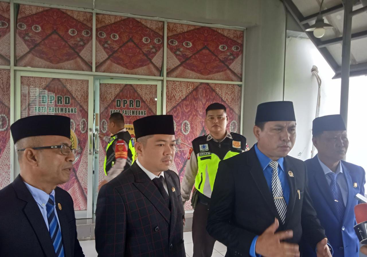 Ketua DPRD Kota Palembang, Zainal Abidin didampingi para wakil ketua DPRD Kota Palembang usai  Rapat Paripurna ke-25 MP III, Senin (19/12/22) di Ruang Rapat Paripurna DPRD Kota Palembang