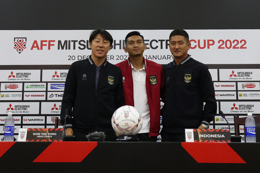 Pelatih Indonesia, Shin Tae-yong dan Dendy Sulistyawan saat konferensi pers