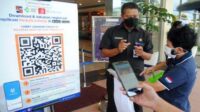 Pengunjung memindai barcode saat persiapan pembukaan pusat perbelanjaan di Mall Botani Square, Kota Bogor, Jawa Barat. Foto: (Antara)