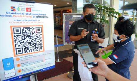 Pengunjung memindai barcode saat persiapan pembukaan pusat perbelanjaan di Mall Botani Square, Kota Bogor, Jawa Barat. Foto: (Antara)