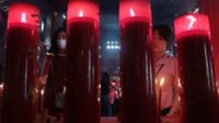 Warga Tionghoa saat melakukan sembahyang hari raya Imlek di Vihara Dharma Bhakti, Petak Sembilan, Jakarta Barat, Minggu (22/1/2022)