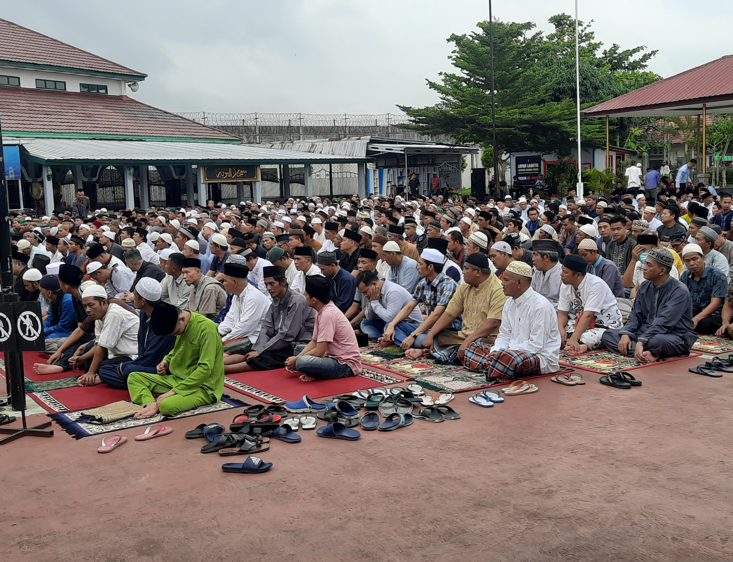 Khusuk, Warga Binaan Lapas Kelas I Palembang Sholat Ied Dihalaman Lapas