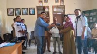 Officer Community Enhancement Medco E&P Indonesia, Robby Wijaya didampingi Ketua PWI Musi Rawas, Jhuan Silitonga saat menyerahkan bantuan kepada warga Sungai Bunut, Kecamatan BTS Ulu, Selasa (11/4/2023)
