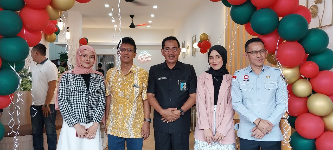 Staf Khusus Gubernur Sumsel Bidang Budaya H Hidayat Comsu SE berfoto bersama Owner Dapur Nchaa Shakira Rahmadini, Kamis (25/5/2023)