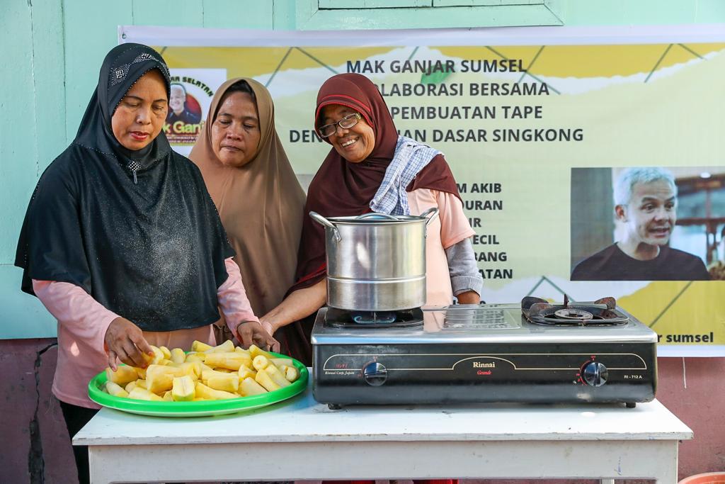 Mak Ganjar Bimbing Masyarakat Membuat Tapai Dari Singkong - PosKita