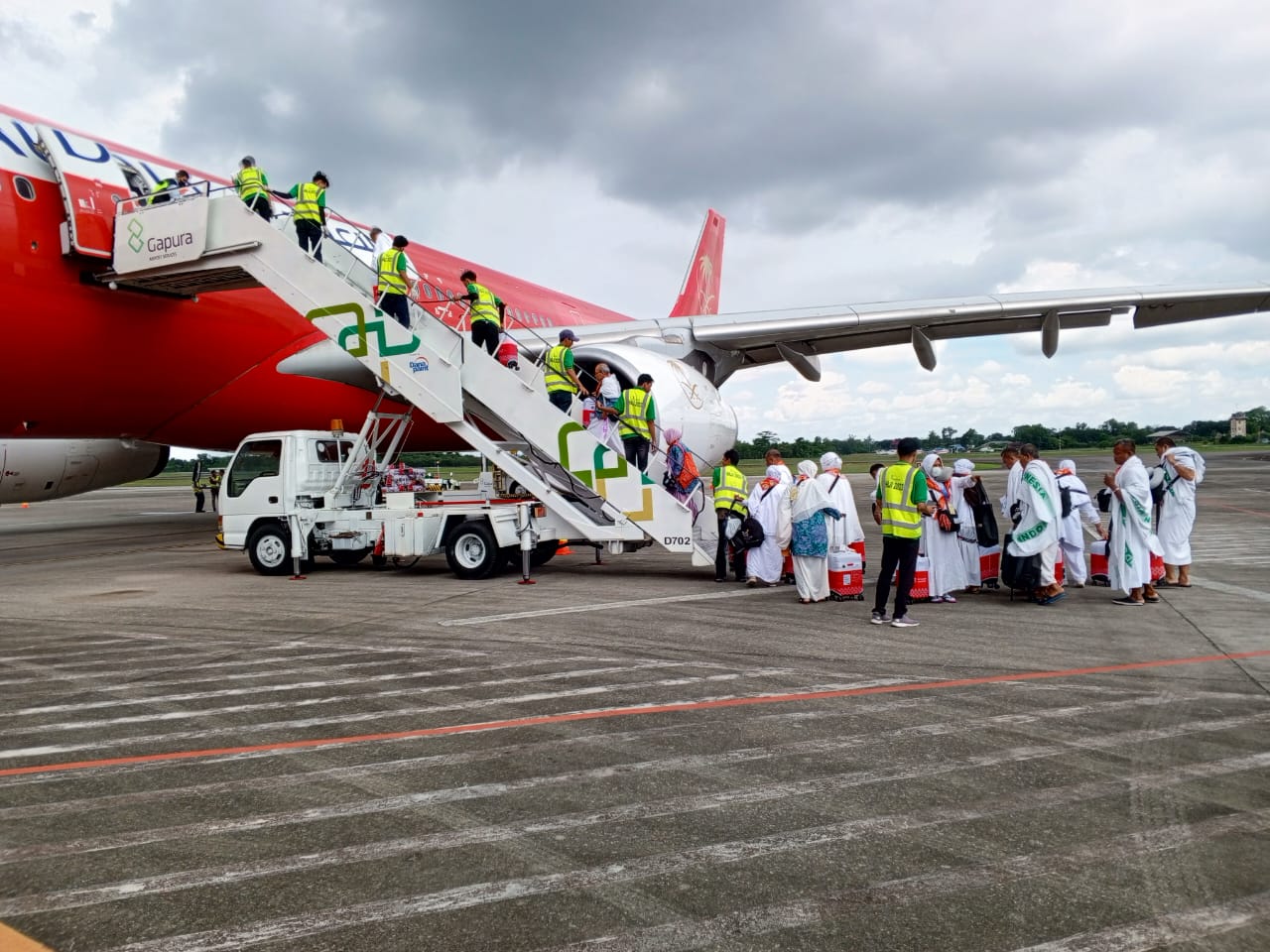 Sebanyak 359 jemaah haji kloter 12 Embarkasi Palembang, Jumat (9/6) siang ini diterbangkan menuju Jeddah, Arab Saudi