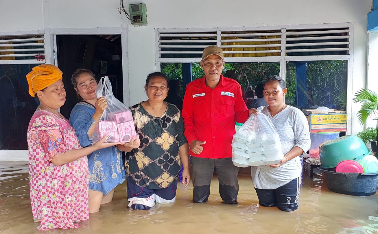 Tim PR SRMD menyalurkan bantuan sembako lengkap kepada masyarakat Kabupaten Muratara yang terdampak banjir