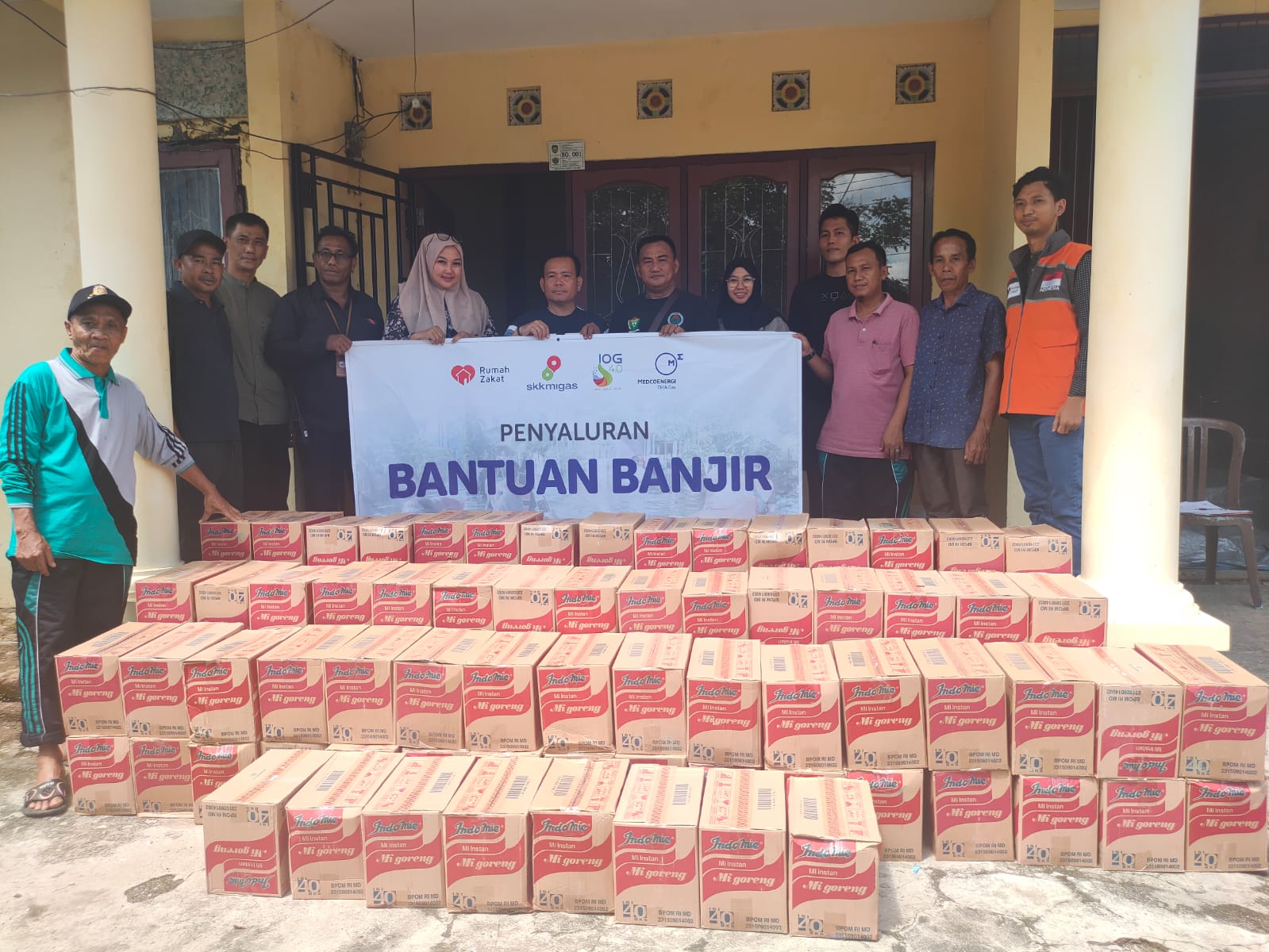 Medco E&P Indonesia melalui Rumah Zakat menyalurkan bantuan paket mie instan kepada masyarakat desa korban banjir di Kabupaten Musi rawas, Kabupaten PALI, dan Kabupaten Muara Enim