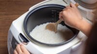 Masak nasi di rice cooker (IST)